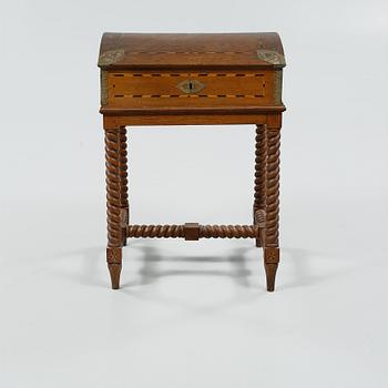 SCHATULL PÅ BENSTÄLLNING, barockstil, 1900-tal.