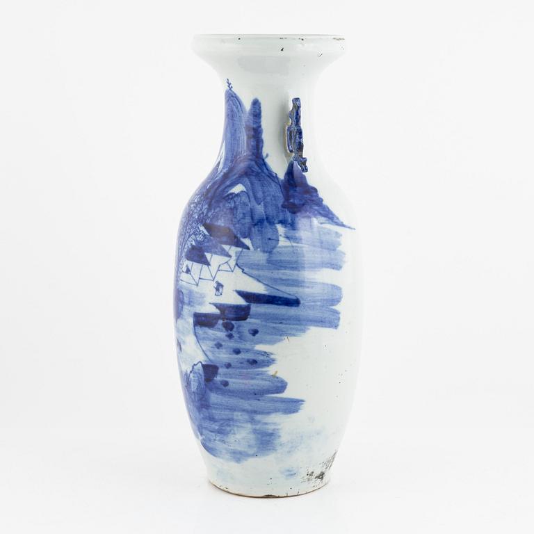 A blue and white porcelain vase, China, late Qing dynasty, around 1900.