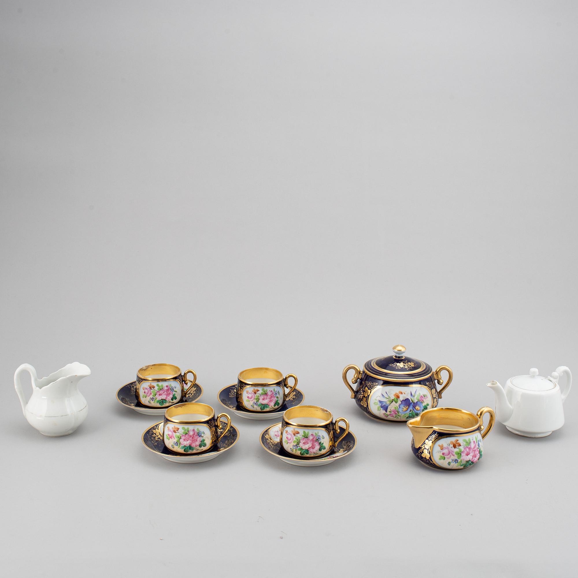 A Russian porcelaine tea set, Korniloff Brothers. (6 pc).