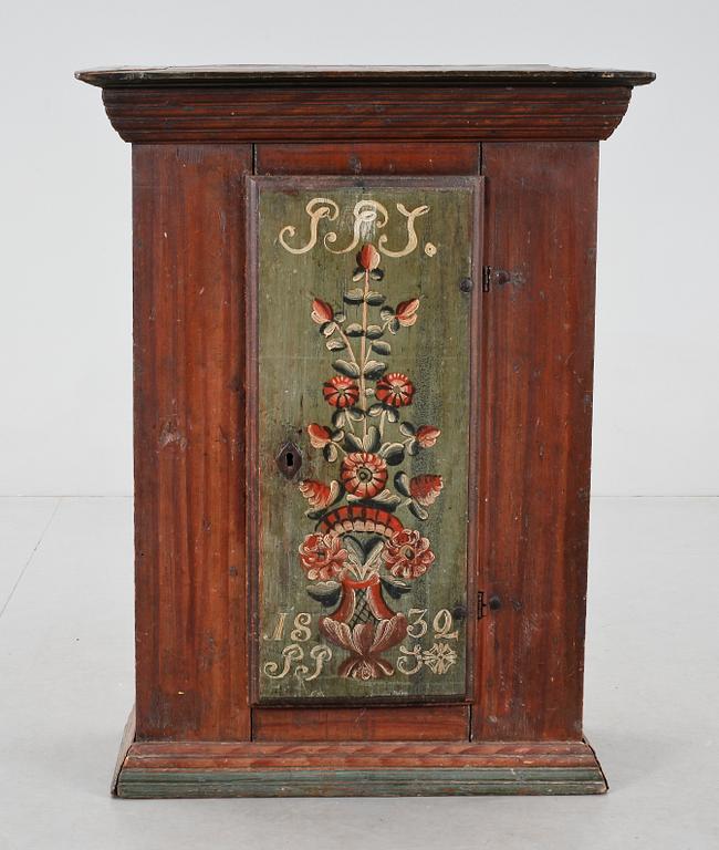 HÄNGSKÅP, allmoge, bär dat 1832.