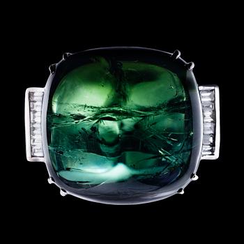 1181. RING, stor cabochonslipad grön turmalin med bauetteslipade diamanter.