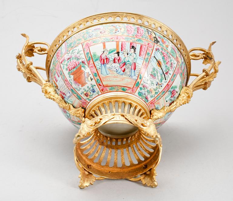 BÅLSKÅL, porslin, Kina, Kanton, beslag av förgylld metall, 1800-/1900-tal.