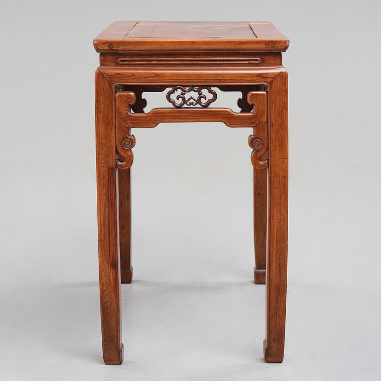 Altarbord, hardwood. Qingdynastin (1664-1912).