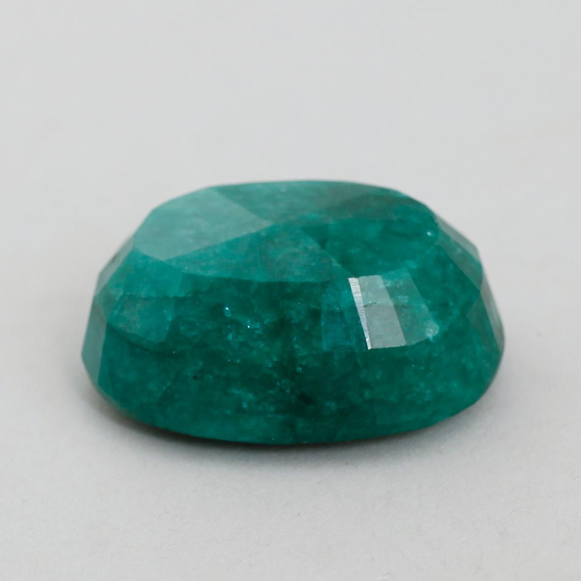 SMARAGD, oval fasetterad, ca 145 ct, oinfattad.