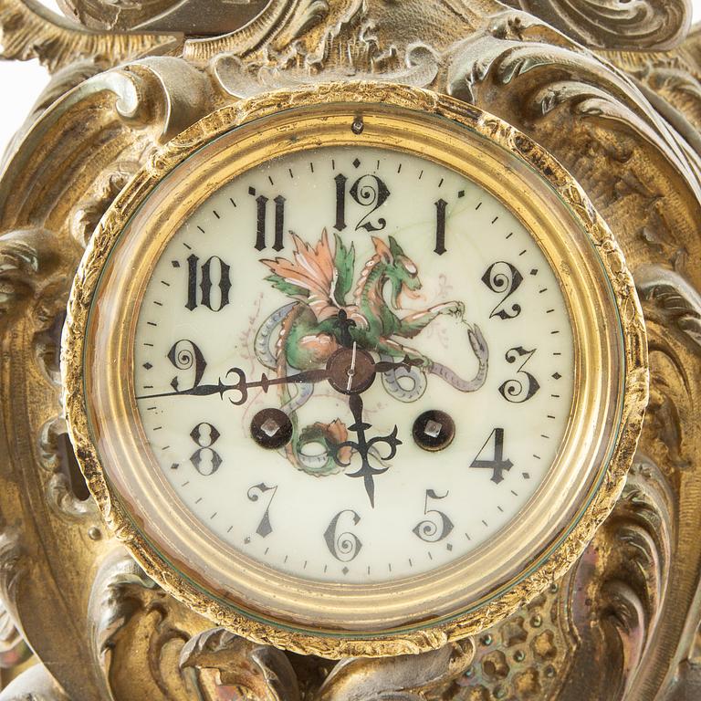 Bordspendyl Louis XV-stil 1900-talets första hälft.