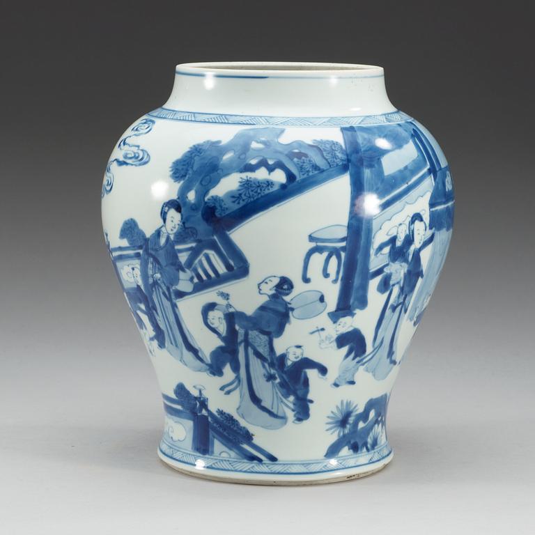 A blue and white jar, Qing dynasty, Kangxi (1662-1722).