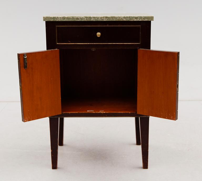 POTTSKÅP, gustaviansk stil, 1900-talets första hälft.