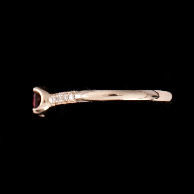 RING, 14k guld med turmalin 0,40ct och diamanter tot 0,10ct. Vikt ca 2,9 gram.