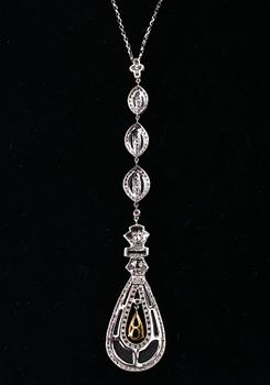 HÄNGE, Kolumbiansk smaragd ca 1.46 ct, briljantslipade diamanter ca 1.20 ct, onyx. Vikt 18 g.