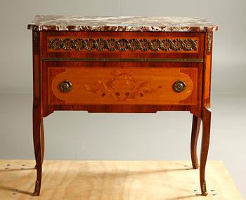 BYRÅ, gustaviansk stil. 1900-tal.