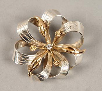 BROSCH, samt ÖRHÄNGEN, silver delvis förgyllt, Juvelfabriken AB, Stockholm, 1948.
