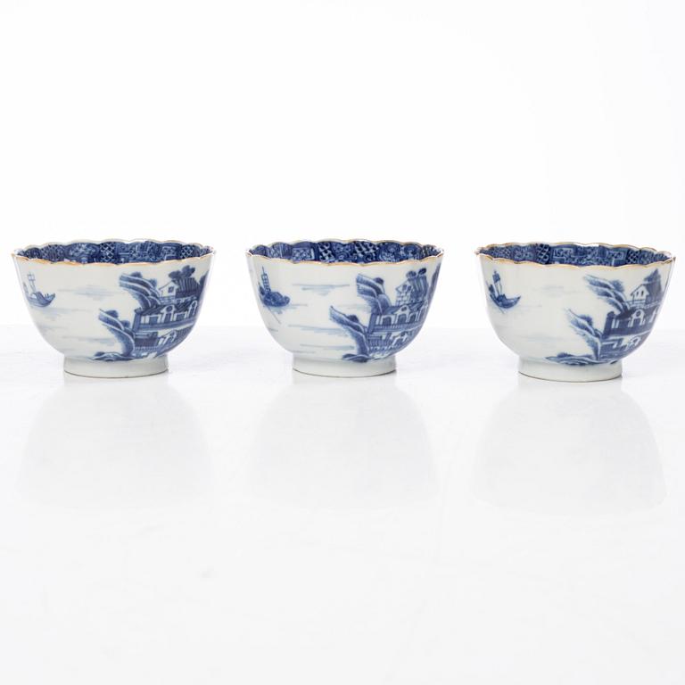 Parti, porslin samt fat i emalj på koppar, nio delar. Qingdynastin, 1700-tal.