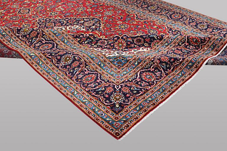 A carpet, Kashan, ca 401 x 284 cm.