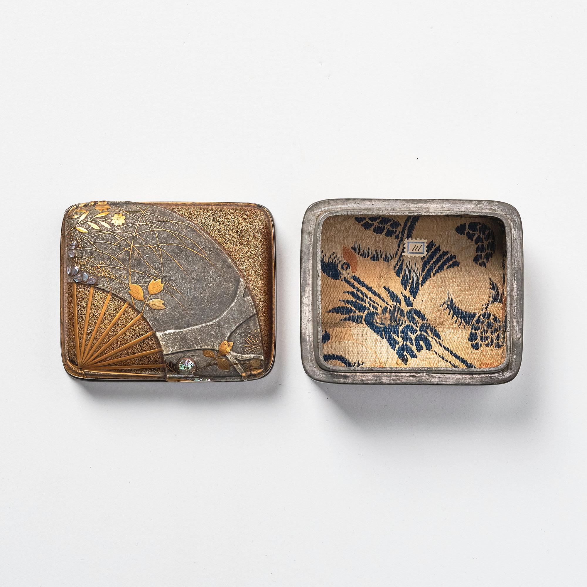 Ask med lock, lack, s.k. Kobako. Japan, Edoperioden (1666-1868).