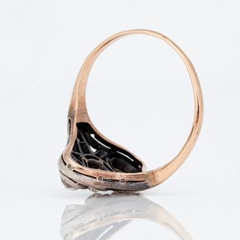 RING med rosen- samt gammalslipade diamanter. Ca 1900.