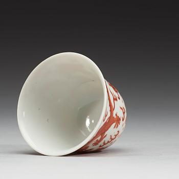 KOPPAR, sju stycken, porslin. Qing dynastin, fyra med Tongzhis sex karaktärers märke (1862-1874),