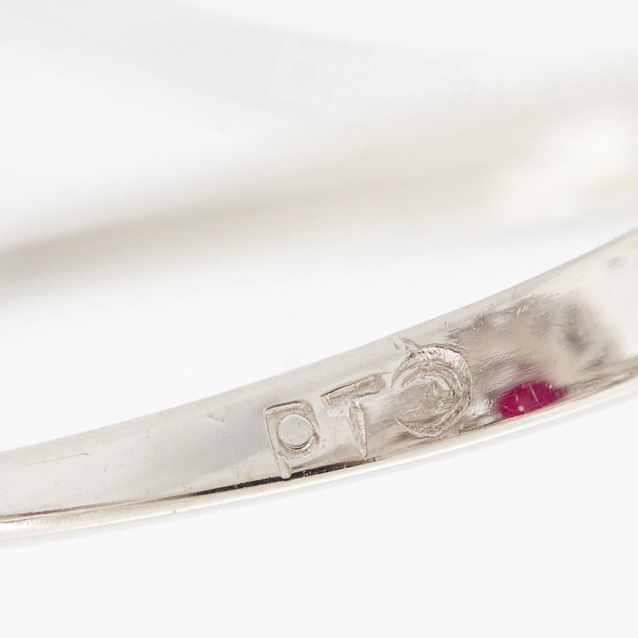 Ring platina med en fasettslipad rubin och runda briljant- och navettslipade diamanter.