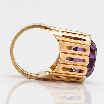 Ring, cocktailring, 18K guld med en ametist. Kultaseppäkoulu, Helsingfors 1964.