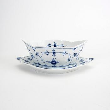 A Musselmalet 25 pcs porcelain service Royal Copenhagen Denmark 1870-1984.