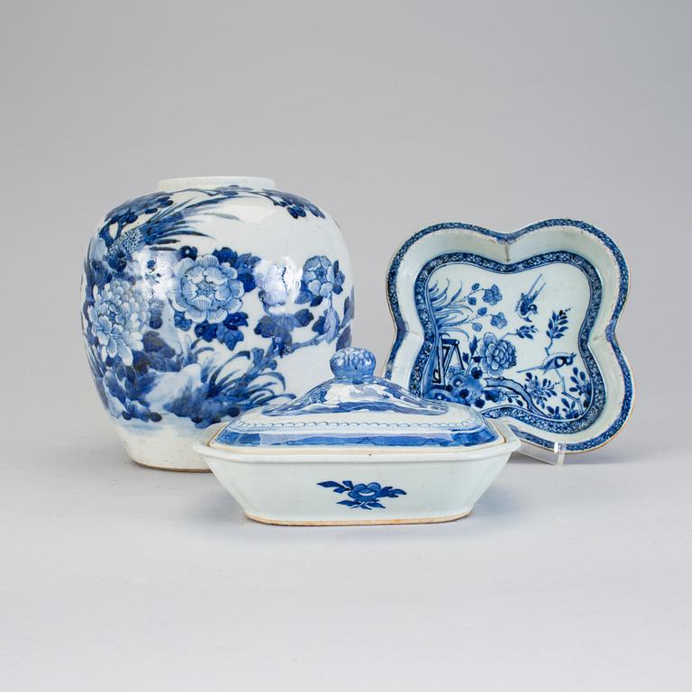 A lot of three blue and white glaze chinese porcelain pieces 19th century.