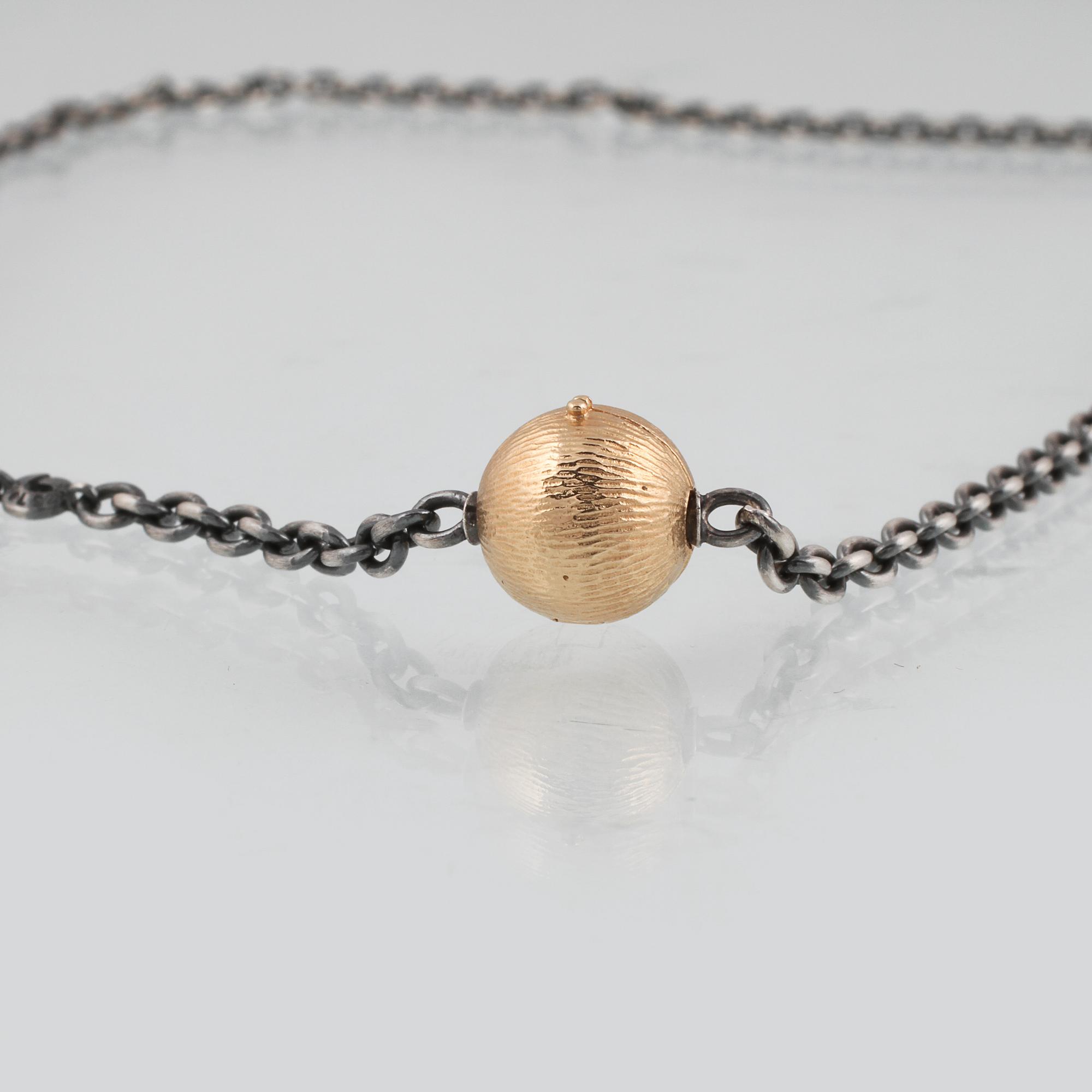 COLLIER, oxiderat silver samt lås i 18K guld, Ole Lynggaard. Vikt 11,9 gram.