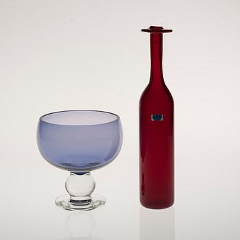 FLASKA och SKÅL, glas, den ena signerad "Oiva Toikka Nuutajärvi 170/2000", den andra märkt "Nuutajärvi Notsjö".