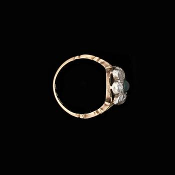 RING, 18k guld med cabochonslipad smaragd och rosenslipade diamanter. Sverige, 1944. Vikt 3,9g.