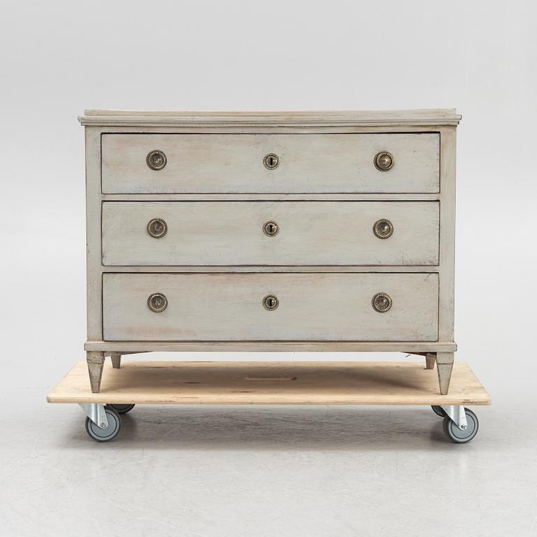 A chest of drawers, 19th century.