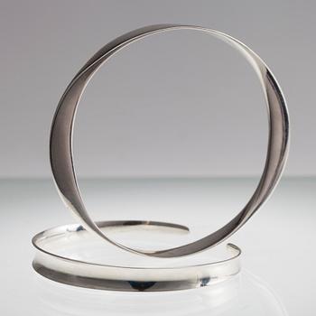 ARMRINGAR 2 st, silver, E. Granit 1962 samt med utländska stämplar. Vikt 32,7 cm.
