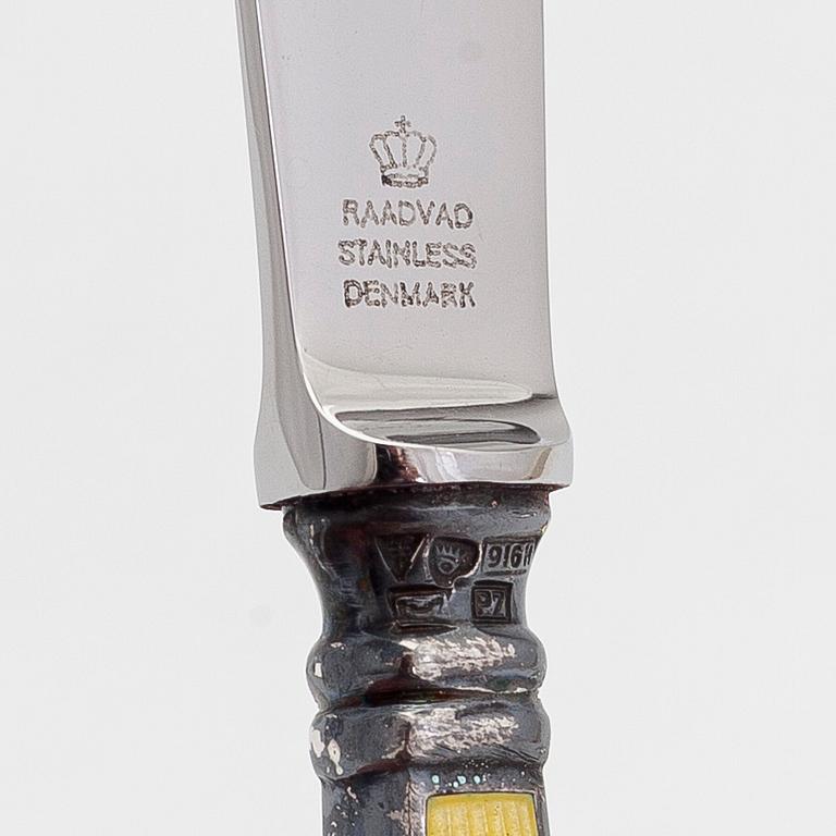 Tillander, mockaskedar, 10 st, knivar, 6 st, och ett fat, emalj och silver, Helsingfors 1950-52, 1968 och 1953.