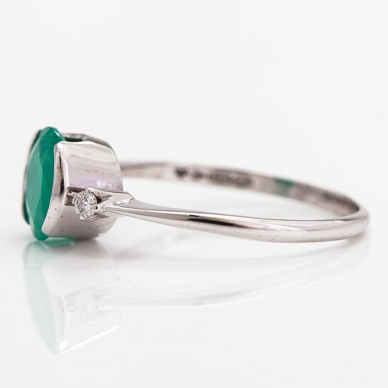 Ring, 18K vitguld, smaragd och diamanter ca 0.05 ct tot. A Tillander, Helsingfors 1978.