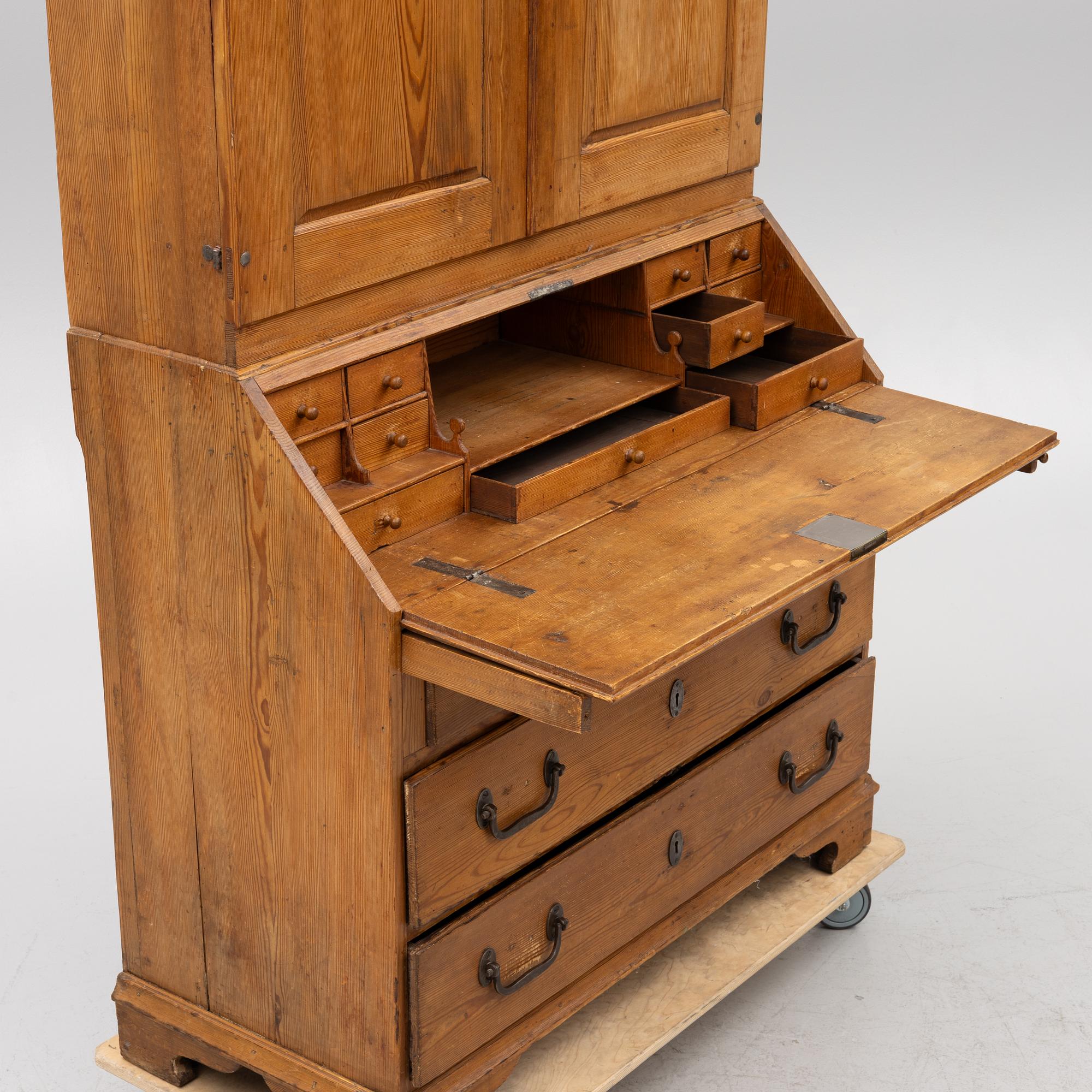 A writing cabinet, 18th/19th century.