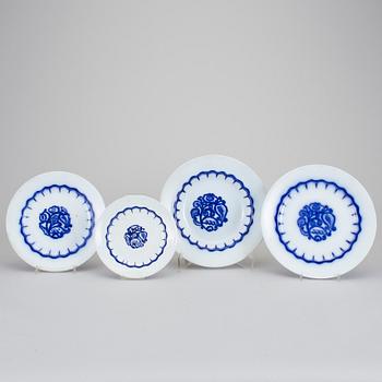 SERVIS, 41 delar, flintgods, "Liljeblå", Wilhelm Kåge, Gustavsberg, omkring 1920.