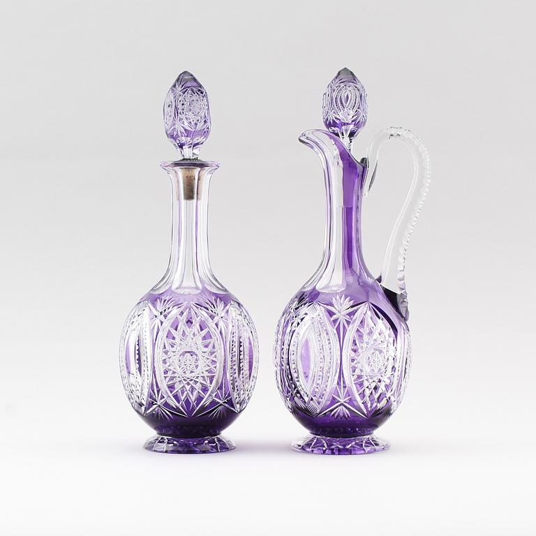 VINKARAFFER, 2 st, glas/kristall, möjligen Böhmen, 1900-talets första hälft.