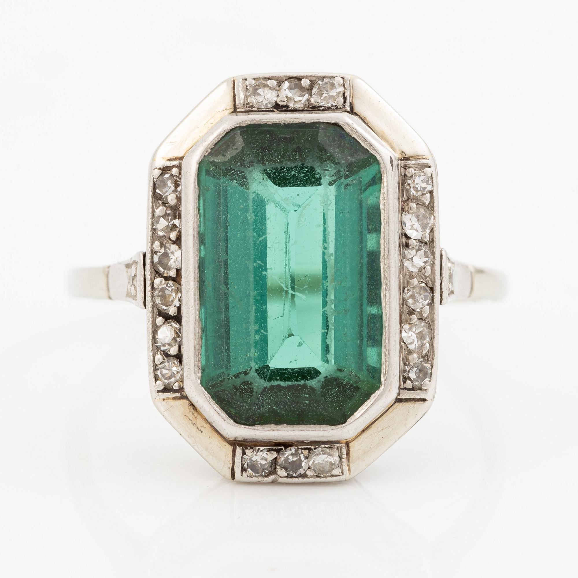 Ring 14K vitguld med grön turmalin och åttkantslipade diamanter.