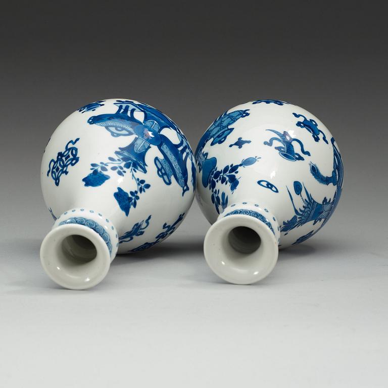 A pair of blue and white vases, Qing dynasty, Kangxi (1662-1722).