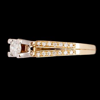 RING, 14 k gult guld och vitguld, briljantslipade diamanter tot ca 0.63 ct.