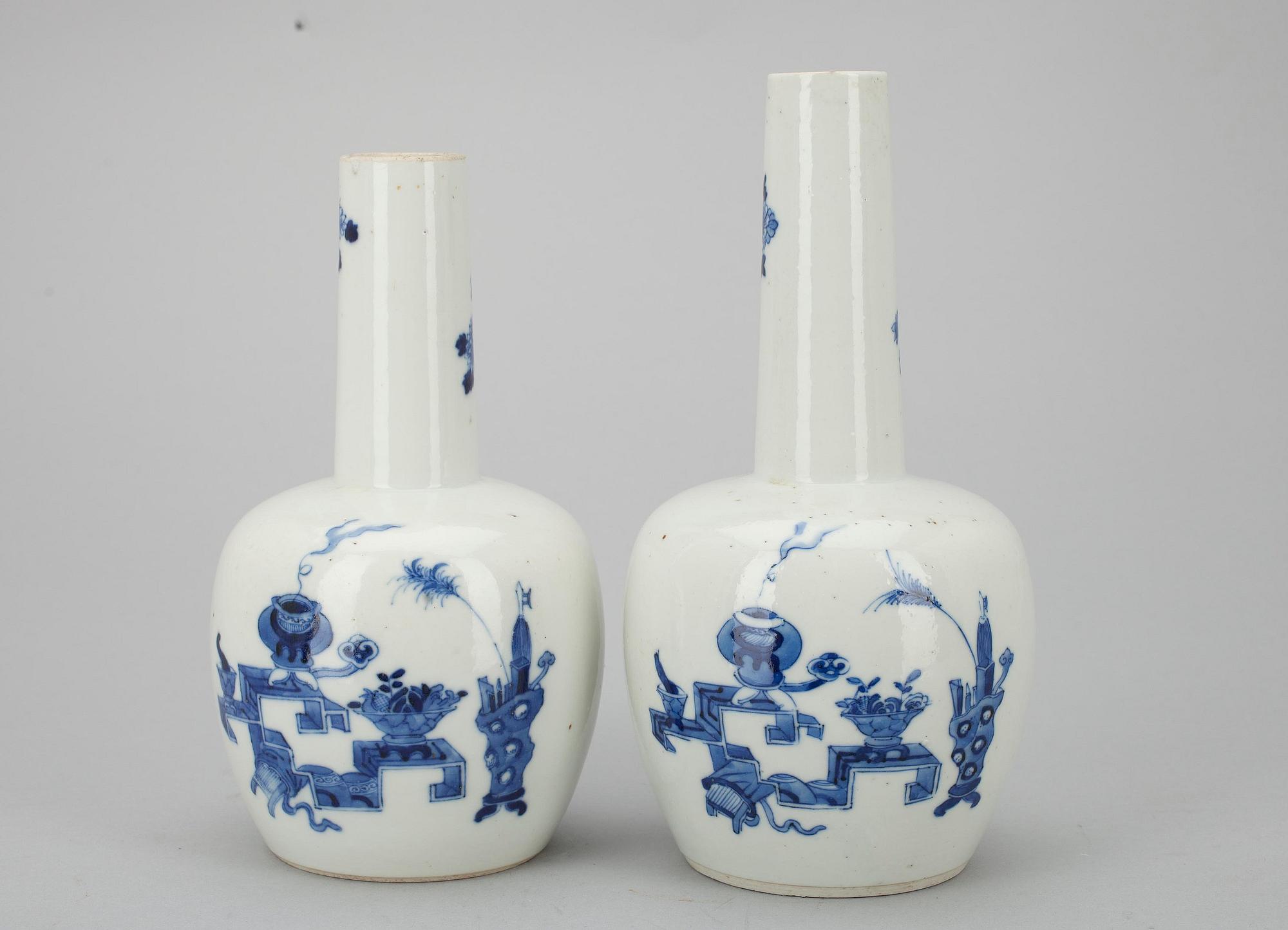 VASER ett par, porslin, Kina 1900-tal.