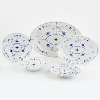 Bing & Gröndahl samt Royal Copenhagen, matservis, 99 delar, porslin, "Musselmalet", Danmark.