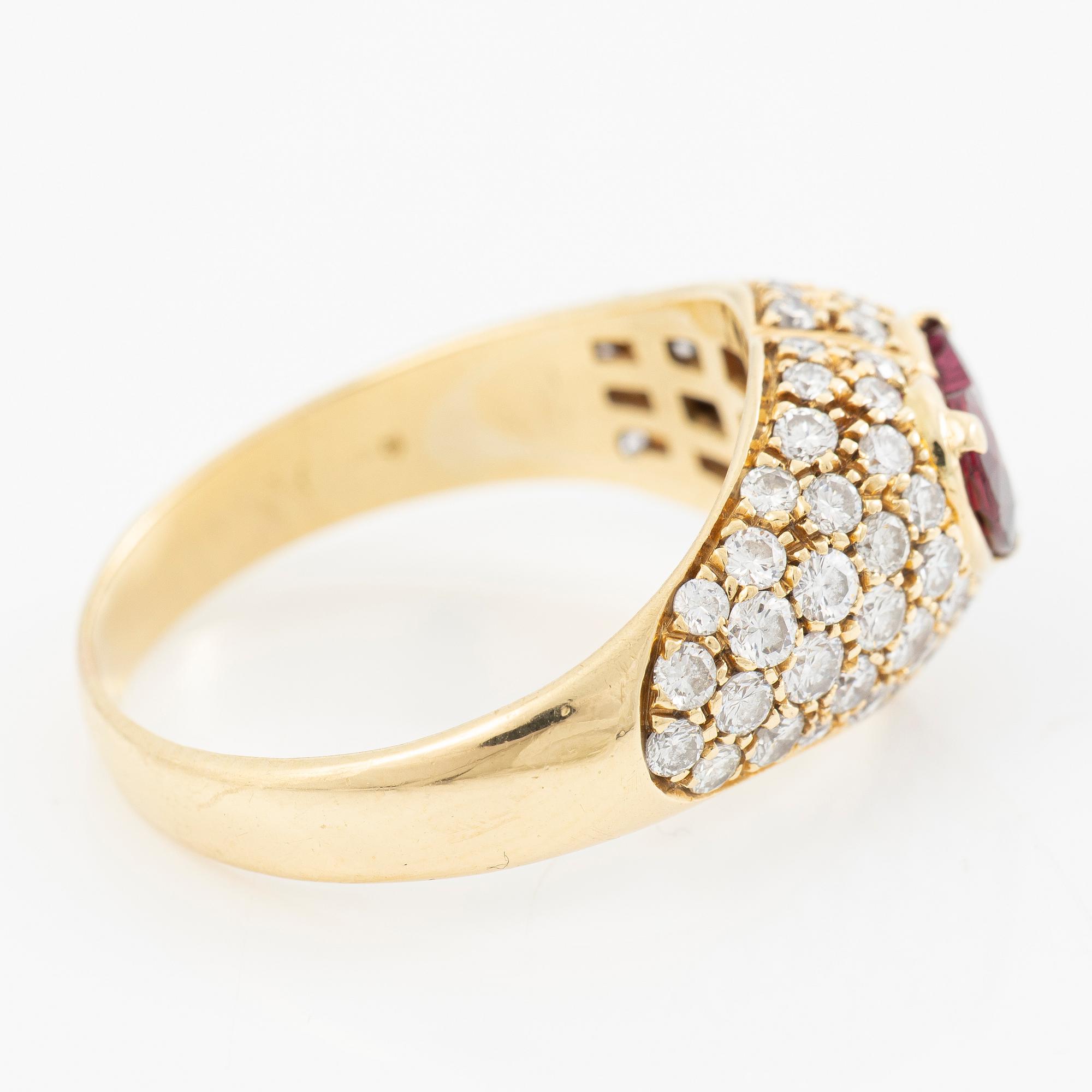 Ring, 18K gold with a heart-shaped ruby and brilliant-cut diamonds.