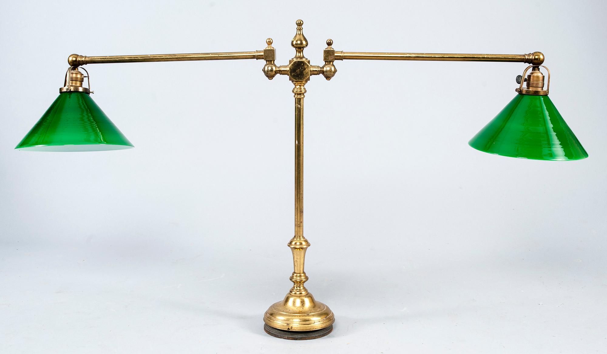 BORDSLAMPA, mässing, glas, 1900-talets början. Höjd 71 cm.
