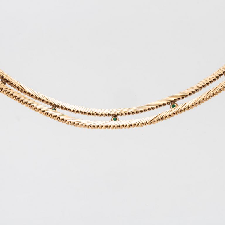 An 18K gold necklace.