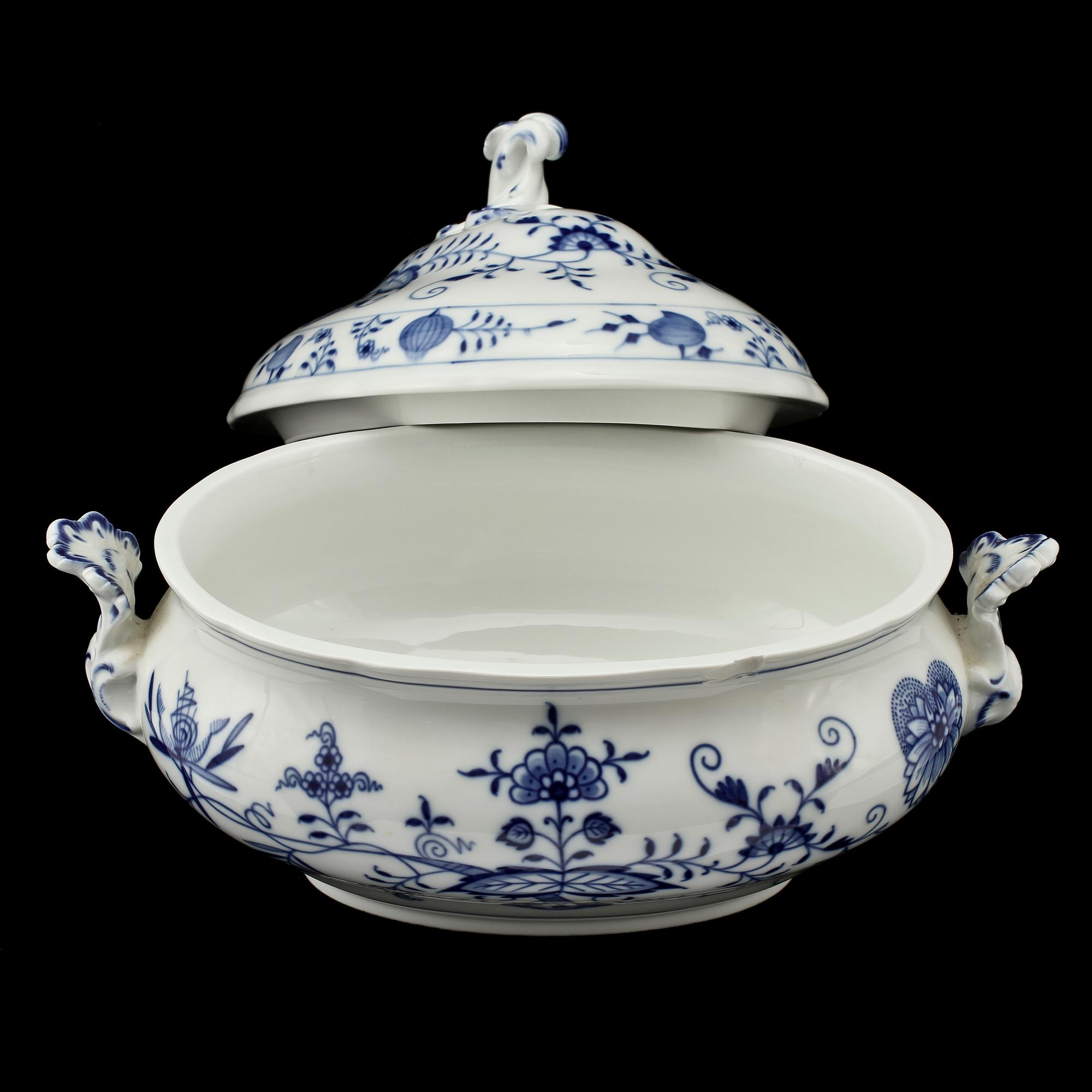 TERRIN SAMT UNDERFAT, porslin, Meissen, 1900-tal.
