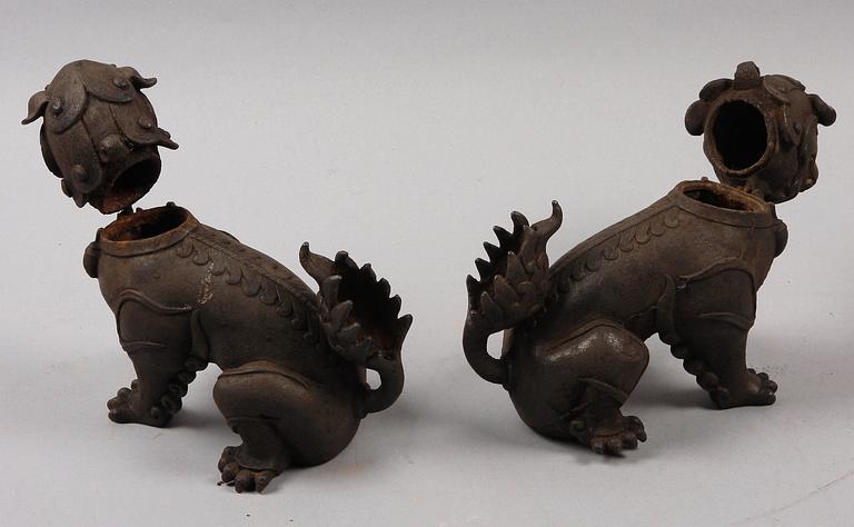 TEMPELLEJON, ett par, gjutjärn. Kina. 1900-tal.