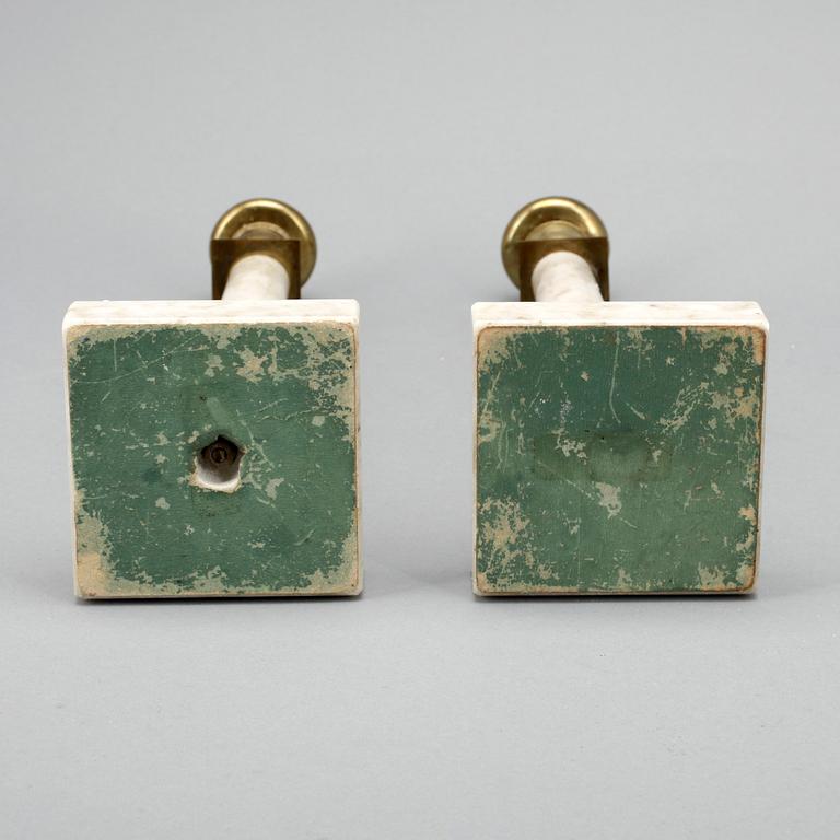 LJUSSTAKAR, ett par. Marmor och mässing. 1800-tal.