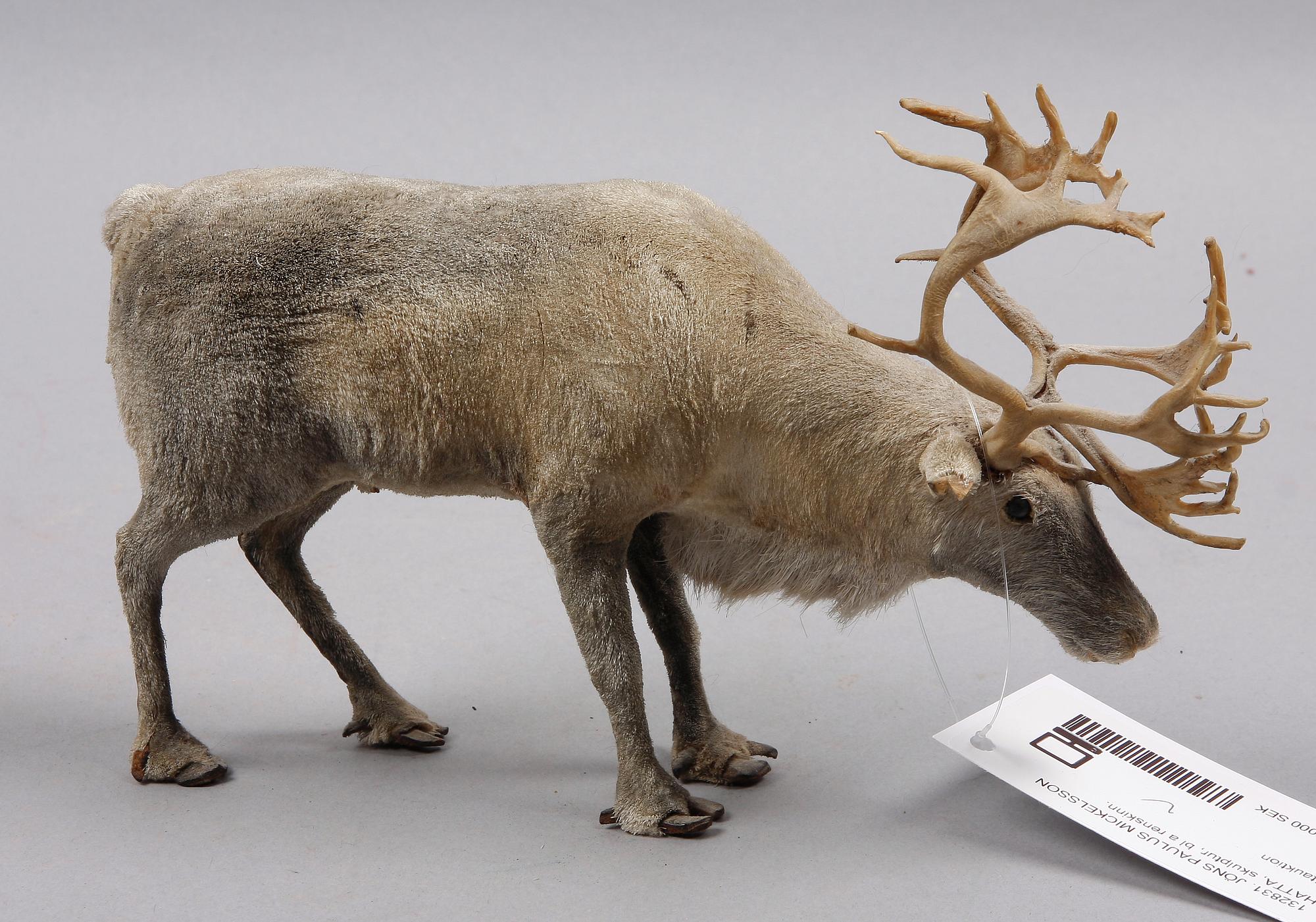 JÖNS PAULUS MICKELSSON HATTA, skulptur, samisk, bl a renskinn.