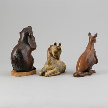 GUNNAR NYLUND, a set of three stroneware figurines, a squirrel, a kangaroo and a giraffe, Rörstrand, Sweden.