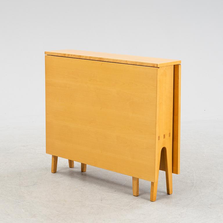 A 'Talavid' birch gate leg table by Carl Malmsten, end of the 20th Century.