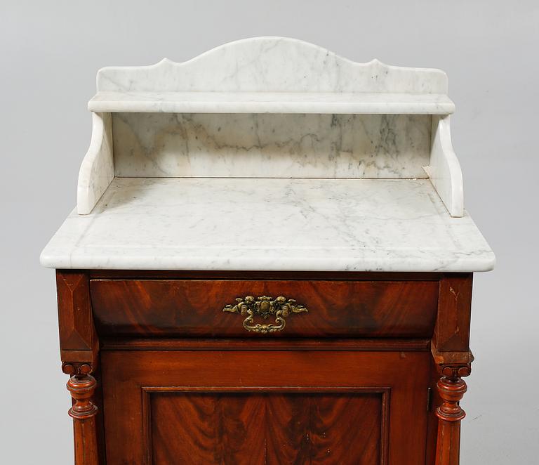 KOMMOD, nyrenässans, 1800-talets slut.