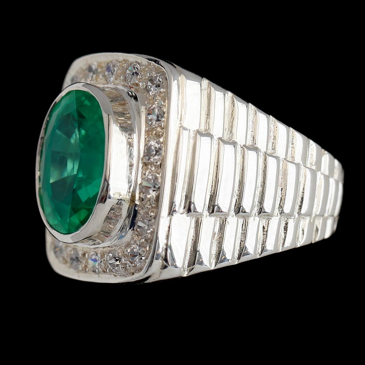 RING, vitguldspläterat sterlingsilver, smaragd ca 6.40 ct, vita safirer tot ca 0.54 ct.
